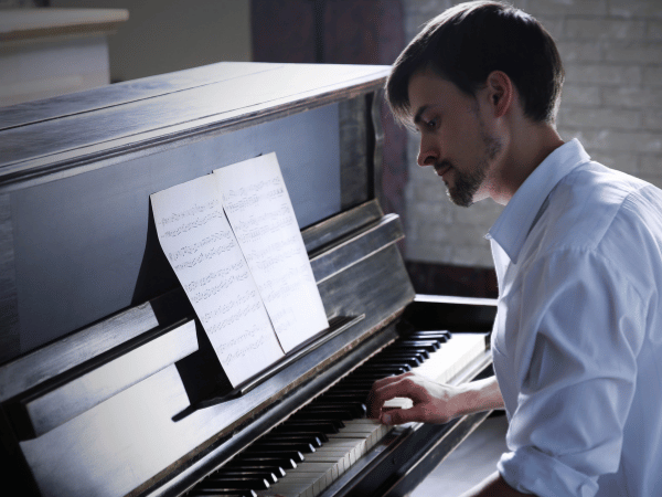 Klavier spielen nach Noten mit Anstrengung und unsicher